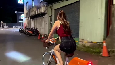 刺激的户外体验 没几分钟就被搞射了 太刺激受不了控制不住